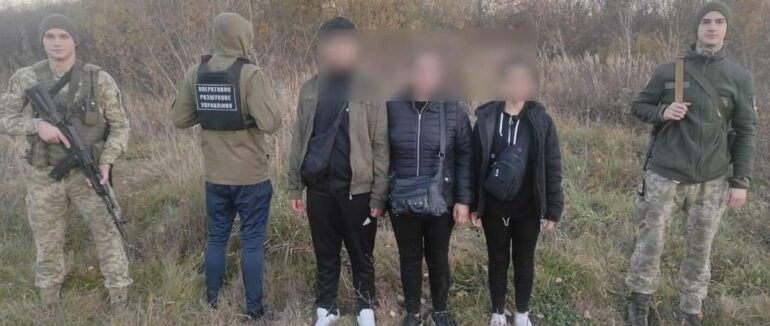 Затримали дві групи: прикордонники виявили мігрантів поблизу кордонів зі Словаччиною та Угорщиною