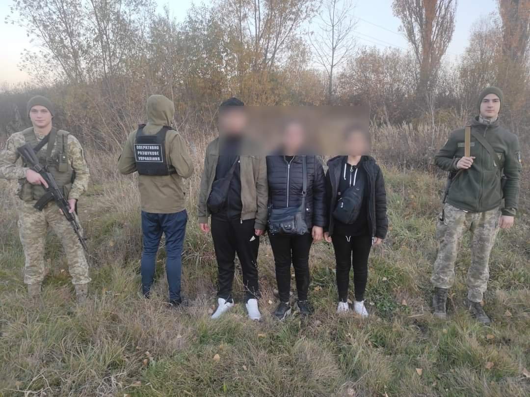 Затримали дві групи: прикордонники виявили мігрантів поблизу кордонів зі Словаччиною та Угорщиною