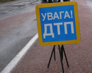 В Ужгородському районі автомобіль злетів у кювет та загорівся: водій травмований