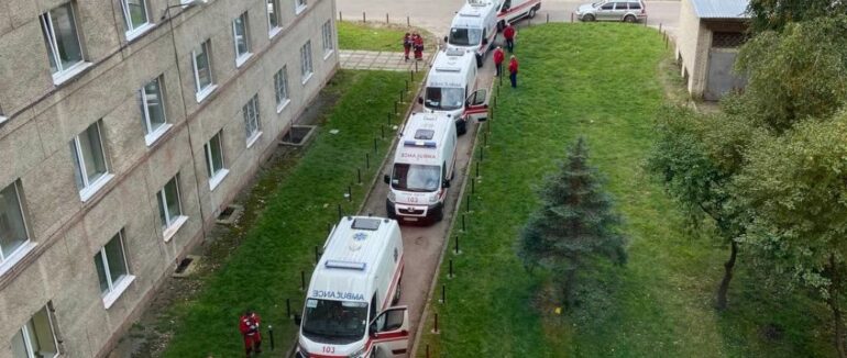 Фото дня: черги зі швидких вишикувалися перед лікарнею для хворих на коронавірус у Львові