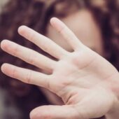 Розгорається міжнаціональний конфлікт: у Мукачеві мігранти пристають до маленьких дівчат