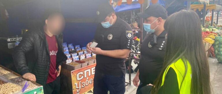 В Мукачеві на ринку затримали трьох нелегальних мігрантів