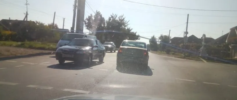 В Ужгороді легковики не розминулись на перехресті