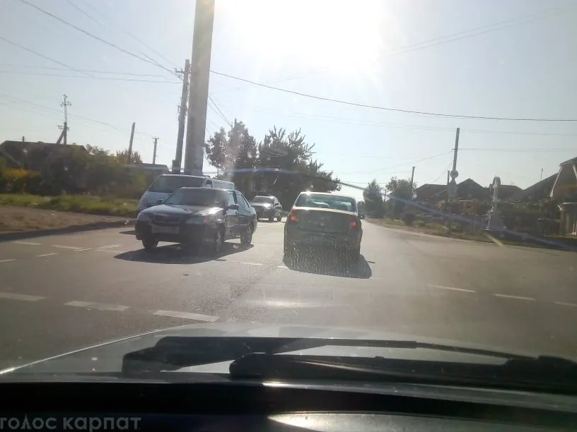 В Ужгороді легковики не розминулись на перехресті