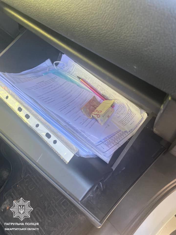В Ужгороді пасажирка автомобіля пропонувала хабар поліцейським