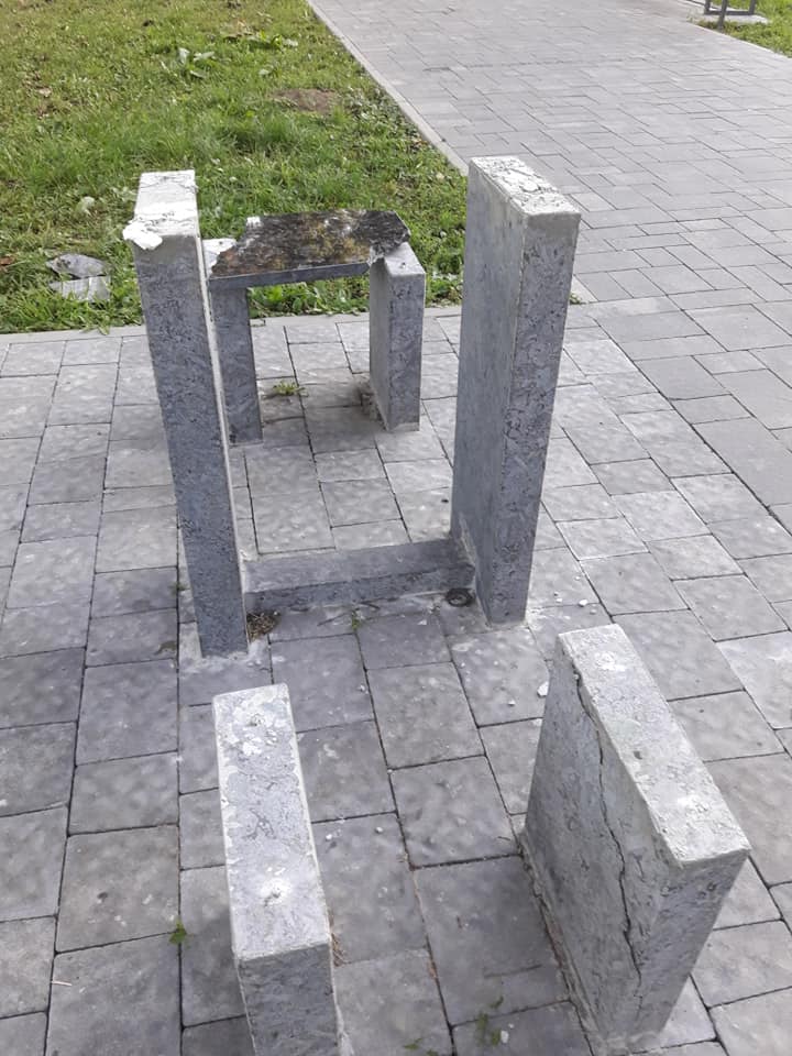 Страждають від вандалів не вперше: у мукачівському парку зруйнували шахові столи