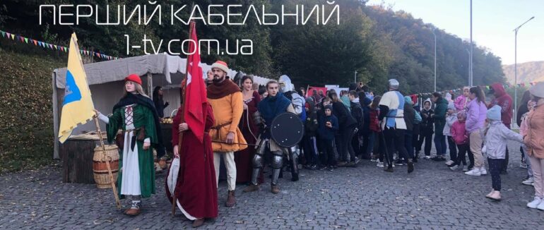 Лицарі і спалювання відьми: «Реконструкція відходу торгового каравану» у підніжжі замкової гори в Хусті