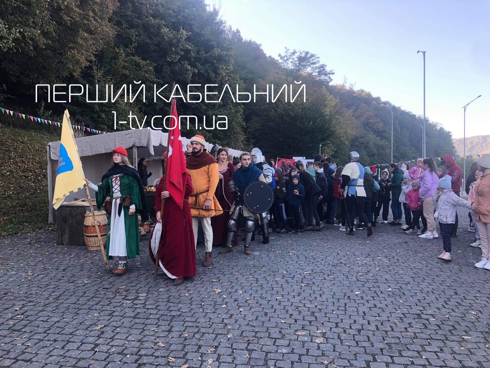 Лицарі і спалювання відьми: «Реконструкція відходу торгового каравану» у підніжжі замкової гори в Хусті