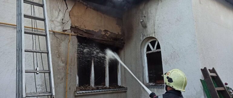 У Берегові рятувальники вивели чоловіка із задимленого будинку