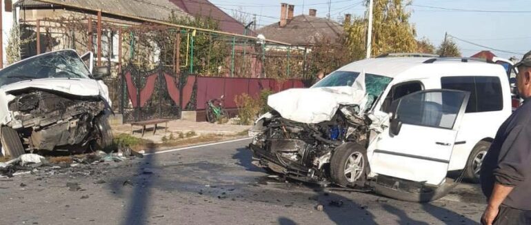 Жорстока аварія на Мукачівщині: автомобілі зіткнулись лоб в лоб