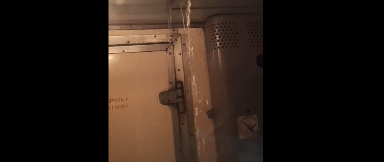 У вагоні поїзду Укрзалізниці ллється водопад зі стелі
