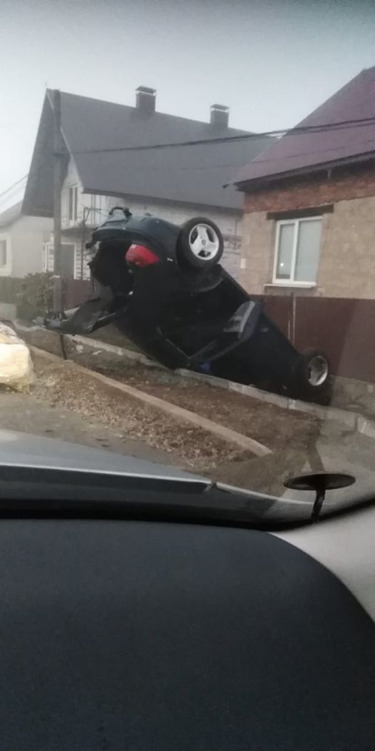На Хустщині автомобіль перевернувся у кювет
