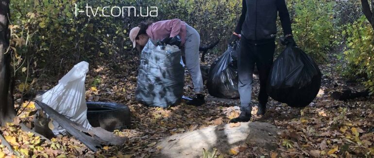 Завершальне прибирання: у Мукачеві влаштували останню цьогорічну акцію “EcoGreenDay”