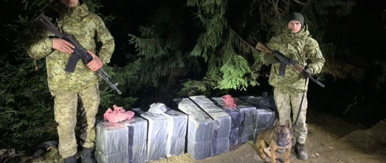 Закарпатські контрабандисти покинули понад 5 тисяч пачок безакцизних сигарет біля кордону
