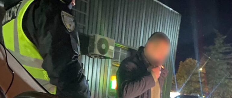 Вночі затримали чоловіка, який вживав наркотики на АЗС