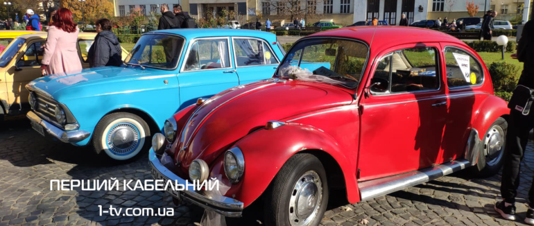 День автомобіліста: в Ужгороді проходить виставка й автопробіг ретро автомобілів
