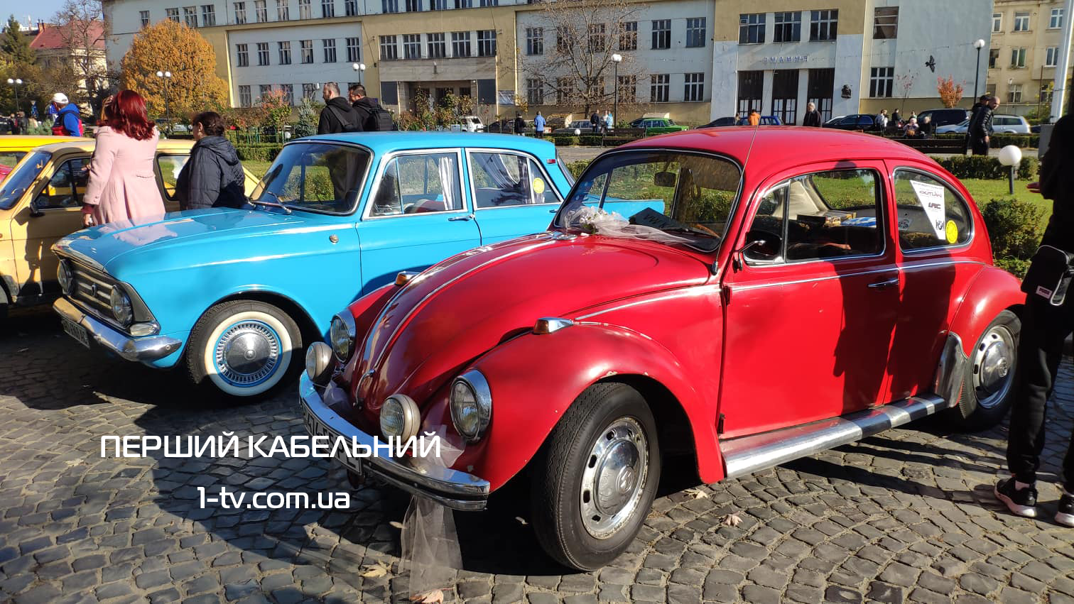 День автомобіліста: в Ужгороді проходить виставка й автопробіг ретро автомобілів