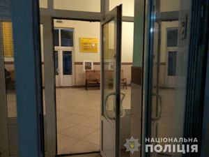 Конфлікт на вокзалі у Сваляві: чоловік розбив вікно каси, вдарив працівницю та обікрав її