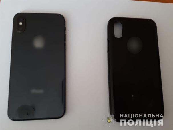 На Закарпатті чоловік вкрав дорогий смартфон у місцевого жителя