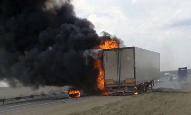 Вночі на Закарпатті загорілася вантажівка