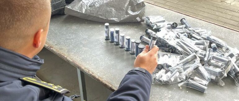 На Закарпатській митниці виявили незаконну партію комплектуючих до зброї в мікроавтобусі