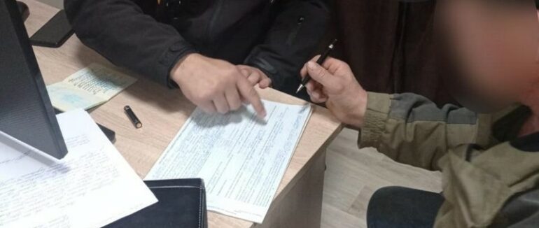 Висипав сміття на берег річки на території  НПП “Синевир”: у поліції відкрили кримінальне провадження