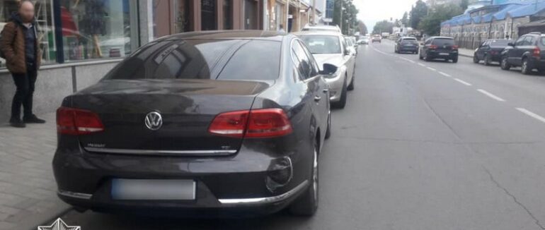 В Ужгороді патрульні розшукують водія, який пошкодив Volkswagen