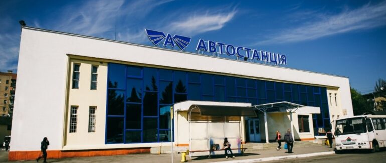 Людина без вакцинації не може купувати квиток: від сьогодні діятимуть нові правила