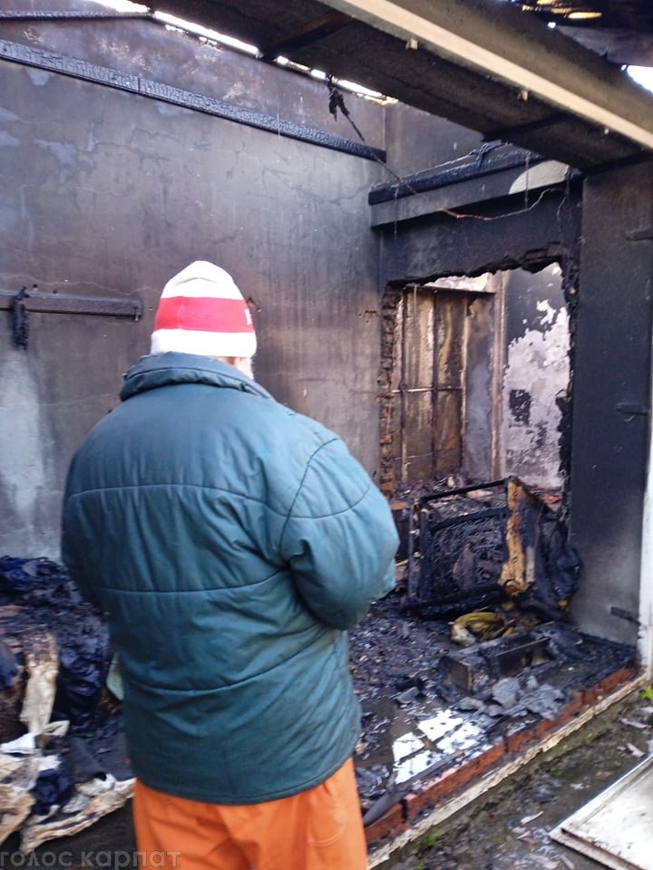 В Ужгороді спалахнула пожежа на ринку