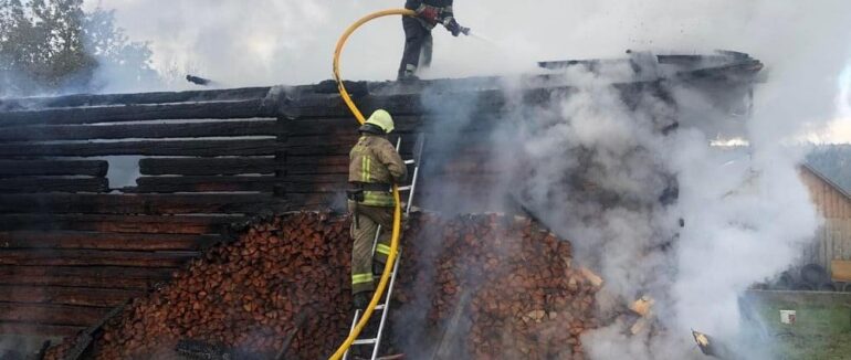 В Хустському районі горів дерев’яний будиночок