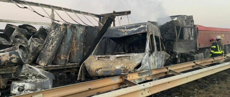 Масштабна ДТП на трасі: згоріли три легковики, дві вантажівки та невідома кількість жертв