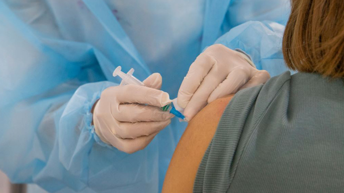 На Закарпатті невакцинованих держслужбовців та освітян відсторонять від роботи