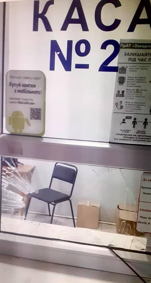 Розбив скло та сварився: у Сваляві на вокзалі затримали п’яного чоловіка