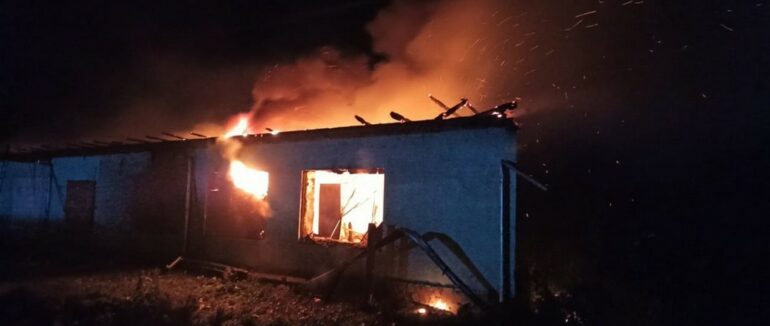 Нічна пожежа в Берегові: вогнем охопило місцевий магазин разом зі складом