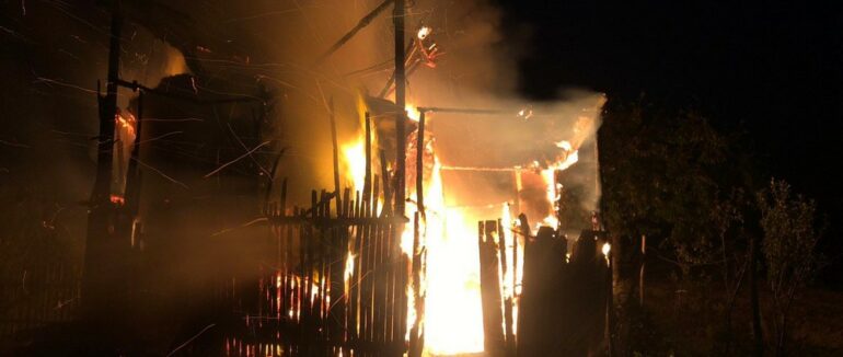 В Берегівському районі місцеві мешканці допомагали рятувальникам гасити пожежу