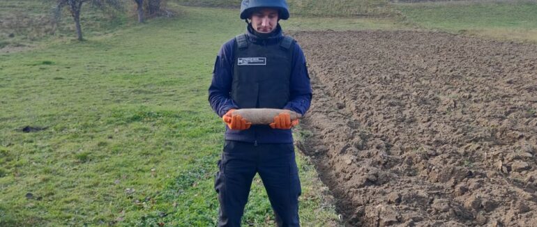 Закарпатець на власному городі натрапив на боєприпас