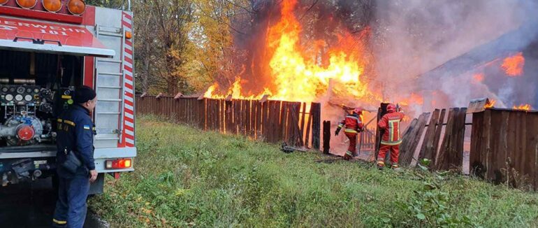 Горів дерев’яний будинок: в Ужгородського району вогнеборці 5 годин ліквідували пожежу