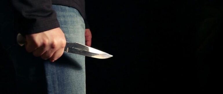 На Тячівщин чоловік встромив ніж собі у живіт: таким чином намагався вкоротити віку