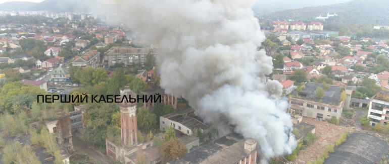 Ексклюзивні кадри з дрону: вибухи під час пожежі в центрі Мукачева (ФОТО, ВІДЕО)