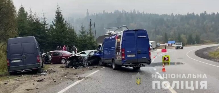 На автодорозі «Київ-Чоп» зіштовхнулися чотири автомобілі, в результаті чого двоє закарпатців травмовано