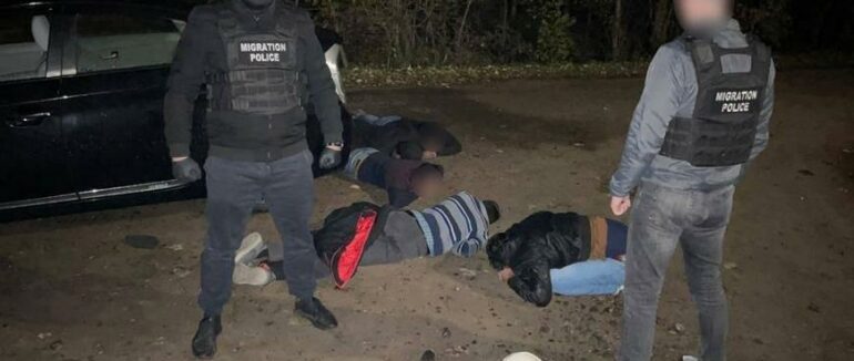 У Закарпатському селі затримали групу мігрантів та перевізника