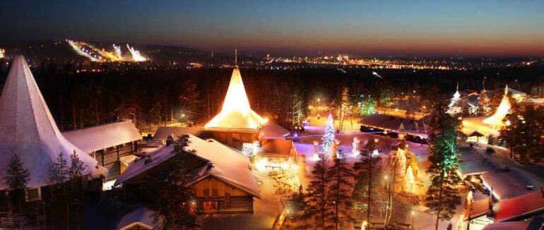 Зима “прилетіла”: у Лапландії снігом засипає містечко Санти