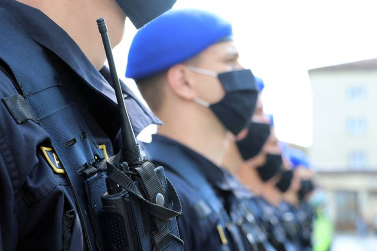 В Ужгороді нацгвардійці зупинили велосипедистів: в чоловіків виявили наркотики та 2 кг краденої міді
