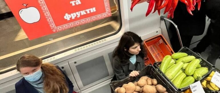 У вагонах київського метро робили манікюр та торгували овочами і смартфонами
