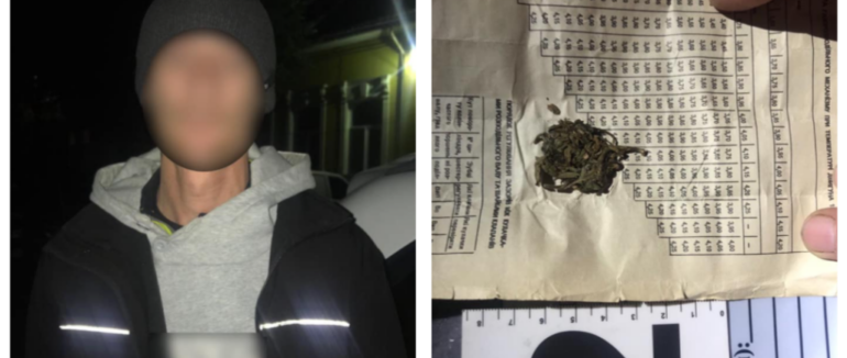 Ввечері у Мукачеві затримали чоловіка, у якого знайшли наркотики