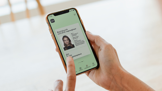 Шахраї створили фейкову “Дію”, щоб підробляти ковід-сертифікати