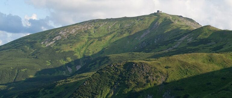 Жінка повідомила про погіршення самопочуття і зникла: на Закарпатті 2 добу шукають туристку