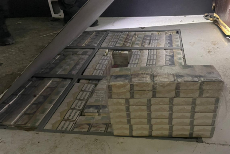 Закарпатські прикордонники на дні мікроавтобуса знайшли понад 6000 пачок сигарет