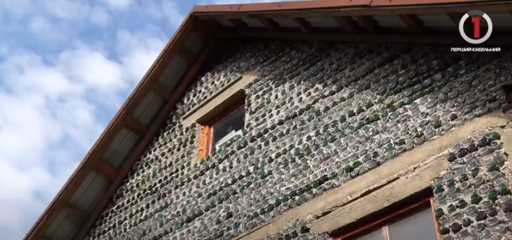 Диво-будинок з більше 80 тисяч пляшок звів чоловік на Тячівщині (ВІДЕО)