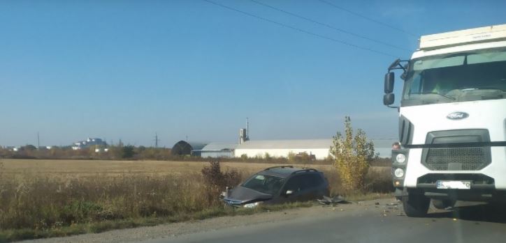 У Мукачеві ДТП: легковик злетів у кювет